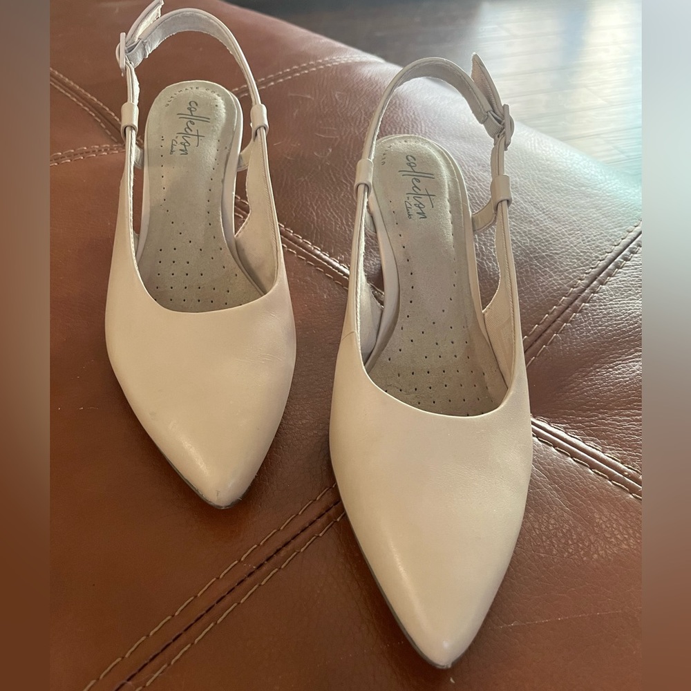Clarks leather neutral nude kitten heel sling back women’s size 7.